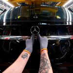 Un empleado de Mercedes trabaja en uno de sus vehículos en una fábrica alemana