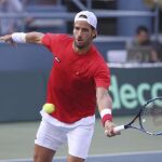 Feliciano López devuelve la bola al indio Ramkumar Ramanathan durante el partido de la Copa Davis entre India y España.