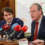 El consejero de Fomento y Medio Ambiente, Juan Carlos Suárez-Quiñones, presenta el II Congreso ITE + 3R que acogerá León, acompañado del alcalde, Antonio Silván