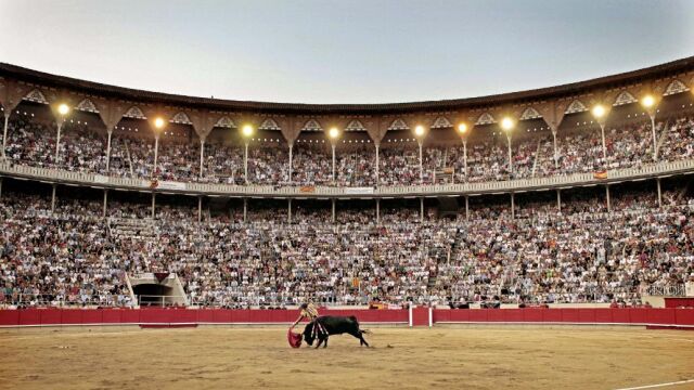 Derechazo de José Tomás ante una plaza abarrotada, el 25 de septiembre de 2011, en la última corrida celebrada en la Monumental de Barcelona