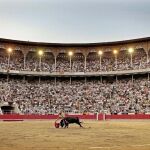 Derechazo de José Tomás ante una plaza abarrotada, el 25 de septiembre de 2011, en la última corrida celebrada en la Monumental de Barcelona