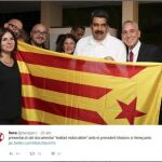 El presidente de Venezuela, Nicolás Maduro, fotografiado esta semana en Caracas con una "estelada"junto a varios activistas de la izquierda independentista catalana en la presentación del documental "Maduro, lealtad indestructible"