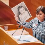 Isabel Bonig, mostró un retrato de su padre que pintó para su abuelo, cuando estuvo encarcelado por ser «socialistas y republicanos». Con esta escenificación pidió a la vicepresidenta Oltra que rectificase por haber llamado «nazis» a los populares.