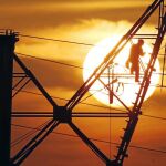 Un trabajador en un tendido eléctrico