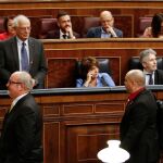 Jordi Salvador en el momento de pasar junto a Borrell/Foto: J. Fdez.-Largo