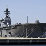 Imagen del portahelicópteros japonés Izumo partiendo de base naval de Yokosuka, cerca de Tokio.