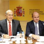 El secretario general de la OCDE, Ángel Gurría, junto a Luis de Guindos, en una imagen de 2014