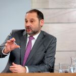 El ministro del Fomento, José Luis Ábalos, durante la rueda de prensa del Consejo de Ministros/Foto: C. Bejarano