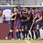 Los jugadores del Eibar celebran el gol ante el Valencia