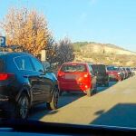 En otros colegios de la localidad, como se ve en esta imagen facilitada por los padres de Luyfe, el Ayuntamiento no pone obstáculos para aparcar en doble fila