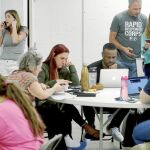 Voluntarios en la oficina del Partido Demócrata en Fort Lauderdale llamando y escribiendo a votantes para intentar captar indecisos de última hora
