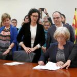 La ex consellera de Educación Irene Rigau recibió la sentencia del TSJC ayer en su despacho parlamentario acompañada por miembros de su grupo
