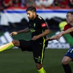 El jugador del Sporting Carlos Carmona lucha por un balón ante el jugador de Osasuna, Carlos Clerc