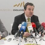 José Ramón Alonso, director general de Políticas Culturales de la Junta; José Javier Fernández, de la Fundación Siglo; y Aurora Martín, coordinadora del MEH, presentan las actividades