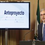 El ex consejero de Salud Aquilino Alonso fue el encargado de presentar el anteproyecto de ley en 2016
