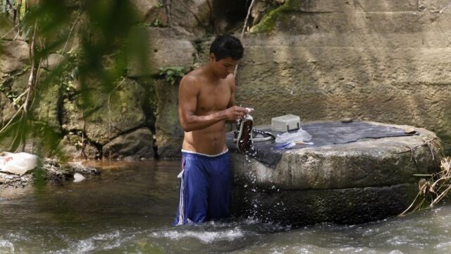Un hombre lava ropa en el Río Aguacatal de la ciudad de Cali (Colombia) el martes 21 de marzo de 2017, un día antes de la celebración del Día Mundial del Agua, en Cali (Colombia).
