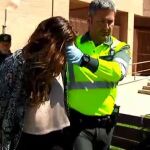 Imagen de la detenida escoltada por un agente