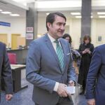 El consejero Juan Carlos Suárez-Quiñones y el presidente de la Diputación de Salamanca, Javier Iglesias, a su llegada al acto de firma del acuerdo junto al delegado de la Junta, Bienvenido Mena