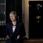 Theresa May habla con los medios tras la reunión de su gabinete que ha aprobado el acuerdo del brexit. (AP Photo/Matt Dunham)