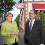 La canciller alemana, Angela Merkel, y el preisdente francés saliente, François Hollande, ayer, en Berlín