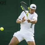 El tenista español Rafael Nadal golpea la bola durante un entrenamiento en el All England Lawn Tennis Club de Londres, Reino Unido, hoy, 30 de junio de 2017.