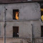 Miembros de la policía inspeccionan el edificio del número de la calle del Corbillon en Saint-Denis en París.