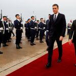 El presidente del Gobierno español, Pedro Sánchez, a su llegada a Rabat donde fue recibido por el primer ministro marroquí, Saadedín Al Othmani,d