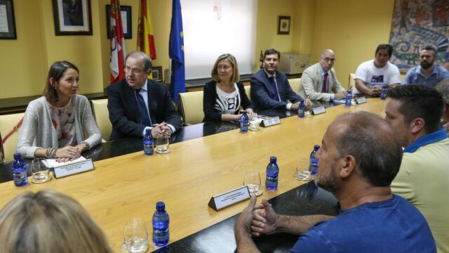 Herrera se reúne con el comité de empresa junto a la ministra Reyes Maroto