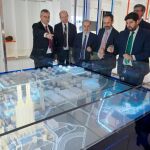 El presidente de la Comunidad, Fernando López Miras, ayer durante su visita a la refinería de Repsol en la ciudad de Cartagena, junto con el director de la empresa, Antonio Brufau