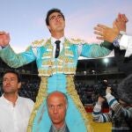 El Fandi, en imagen de archivo, sale a hombros del coso granadino