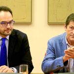 Antonio Hernando, junto al presidente de la gestora, Javier Fernández