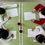 Más de 140 intelectuales junto a una veintena de asociaciones piden librar a las escuelas de la asfixia adoctrinadora / Foto: La Razón