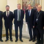 El presidente de la Junta de Castila y León, Juan Vicente Herrera; el portavoz del Grupo Parlamentario Socialista en las Cortes, Luis Tudanca; el presidente de la Fundación VIII Centenario de la Catedral. Burgos 2021, el arzobispo de Burgos, Fidel Herráez; el vicepresidente de la misma, el presidente de la Cámara de Comercio, Industria y Servicios de Burgos, Antonio Méndez Pozo; y el alcalde de la capital burgalesa, Javier Lacalle, participan en una reunión con el embajador de la Federación de Rusia en España, Yuri P. Korchagin