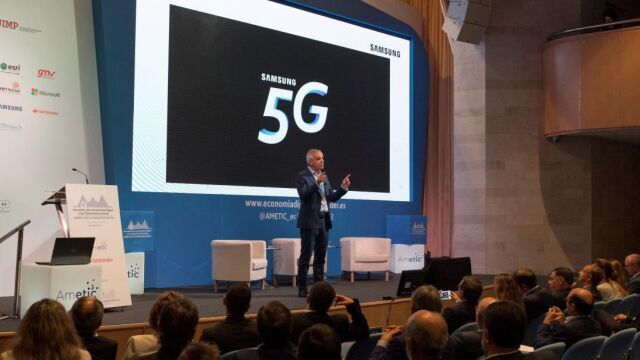 El vicepresidente corporativo de Samsung, Celestino García, durante su participación en el 32 Encuentro de la Economía Digital y las Telecomunicaciones que se desarrolla en la Universidad Internacional Menéndez Pelayo (UIMP) / Efe