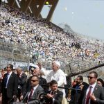 El Papa ante unos 15.000 católicos hoy en El Cairo en el segundo y último día de su visita a Egipto.