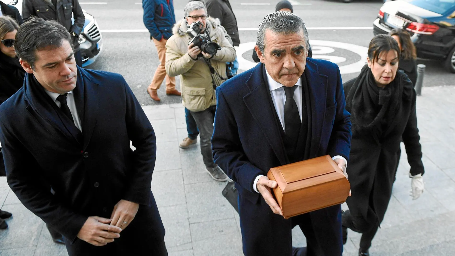 Luis Alfonso de Borbón, Jaime y Carmen Martínez-Bordiú en el funeral de Carmen Franco / Foto: Gtres