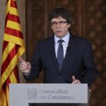 El presidente de la Generalitat, Carles Puigdemont, durante la declaración institucional hoy en la Galería Gótica del Palau de la Generalitat