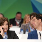 Sáenz de Santamaría arropó ayer a Juanma Moreno en Andalucía