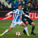 Sabin Merino del Leganés disputa un balón con Isco del Real Madrid / Reuters