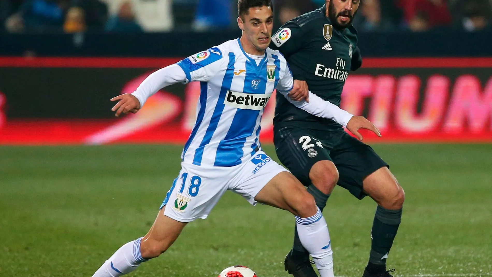 Sabin Merino del Leganés disputa un balón con Isco del Real Madrid / Reuters