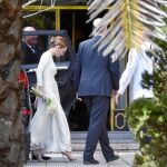 Andrea Pascual, ya casada, a su llegada al convite en casa de la Infanta Pilar, hermana del Rey Emérito, que acudió solo