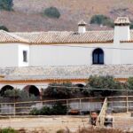 La propiedad está situada entre Barbate y Medina-Sidonia (Cádiz), entre zonas de monte, dehesa y cultivo, y, además de la casa principal, tiene piscina y cuadras.
