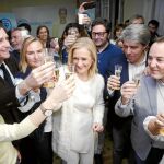 Cristina Cifuentes celebró el triunfo en la sede de Moncloa-Aravaca, donde depositó su voto por la mañana