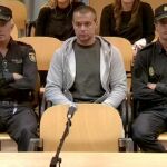 Antonio Ortiz, escoltado por dos agentes de la Policía, durante la primera sesión del juicio