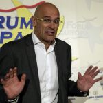 El cabeza de lista de Junts pel Si a las elecciones al Parlamento de Cataluña del 27 de septiembre, Raúl Romeva, durante su participación hoy en el desayuno informativo organizado por Fórum Europa