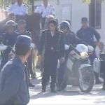 En el vídeo compartido por la Policía Nacional puede observarse cómo el intérprete de "Bad"se deja grabar, mientras avanza unos pocos metros junto a policías motorizados, a caballo y a pie / Twitter