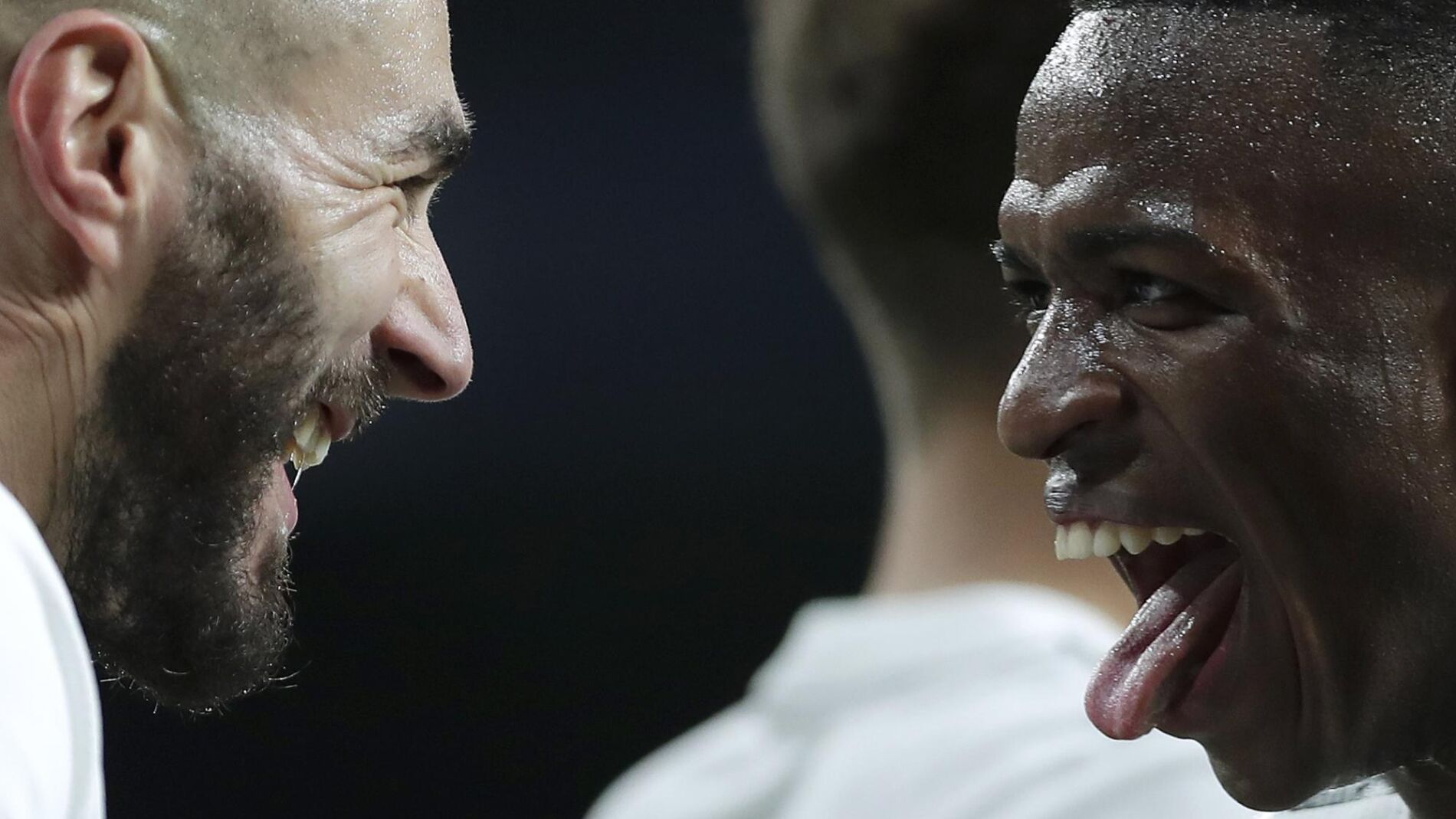 Benzema y Vinicius celebran un gol