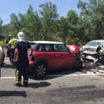 Dos jóvenes de 18 y 26 años mueren al chocar dos coches en un pueblo de Madrid