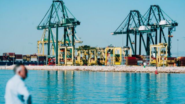 Solo diez buques pudieron entrar ayer a descargar en el Puerto de Valencia