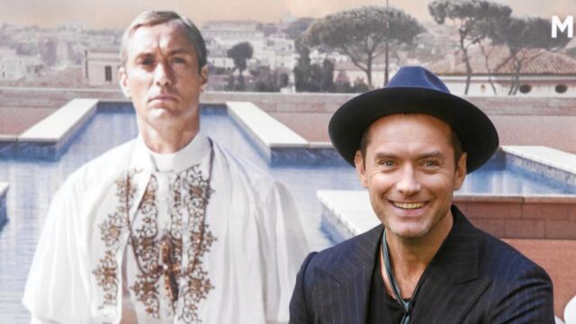 El actor británico Jude Law junto al cartel de la serie
